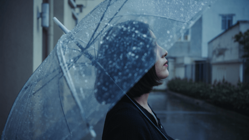 なぜ雨の日に気分が落ち込むのか?天気痛の原因とは?